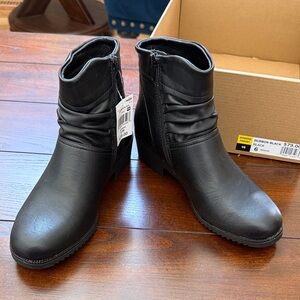 Cliffs by WHITE MOUNTAIN Black Ankle Booties